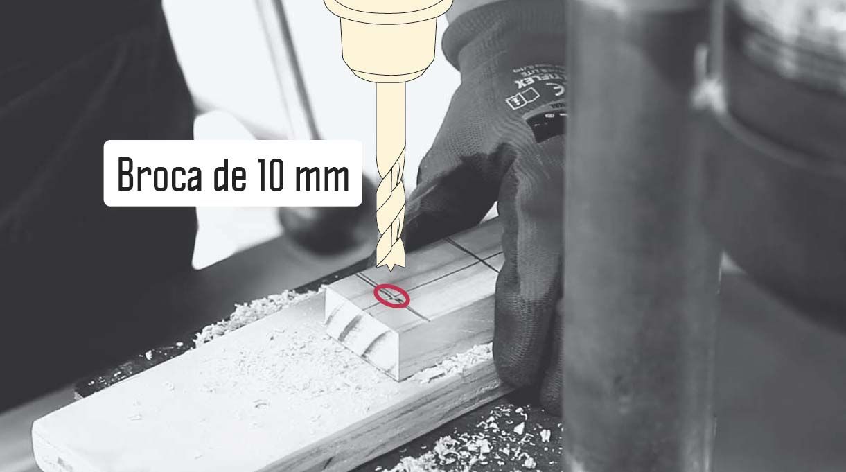 perforar con taladro y broca para madera n° 10 la primera parte del brazo articulado de la lámpara reciclada