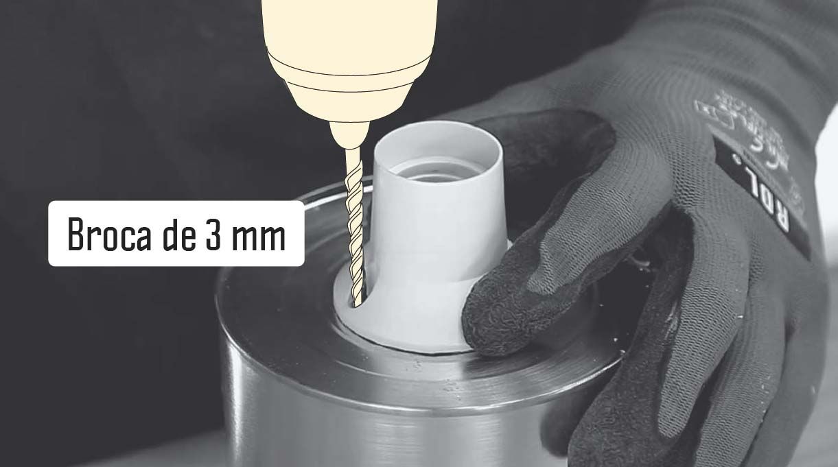 perforar en los agujeros para el portalámpara con broca de 3 mm y el taladro