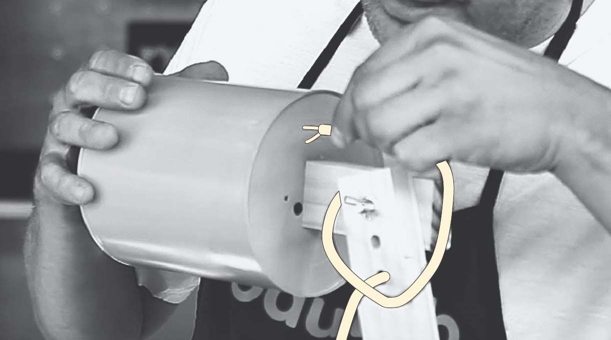 pasar el cordón eléctrico por las perforaciones del tarro