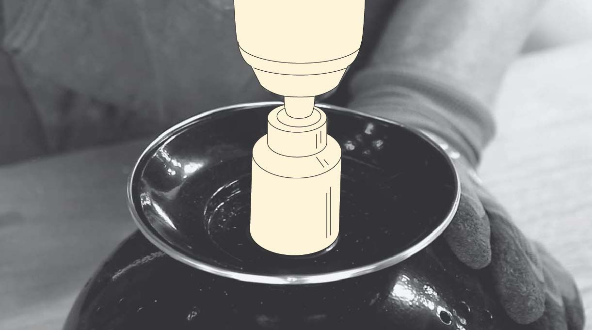 colocar el colador boca abajo y perforar la base con broca copa de 32 mm