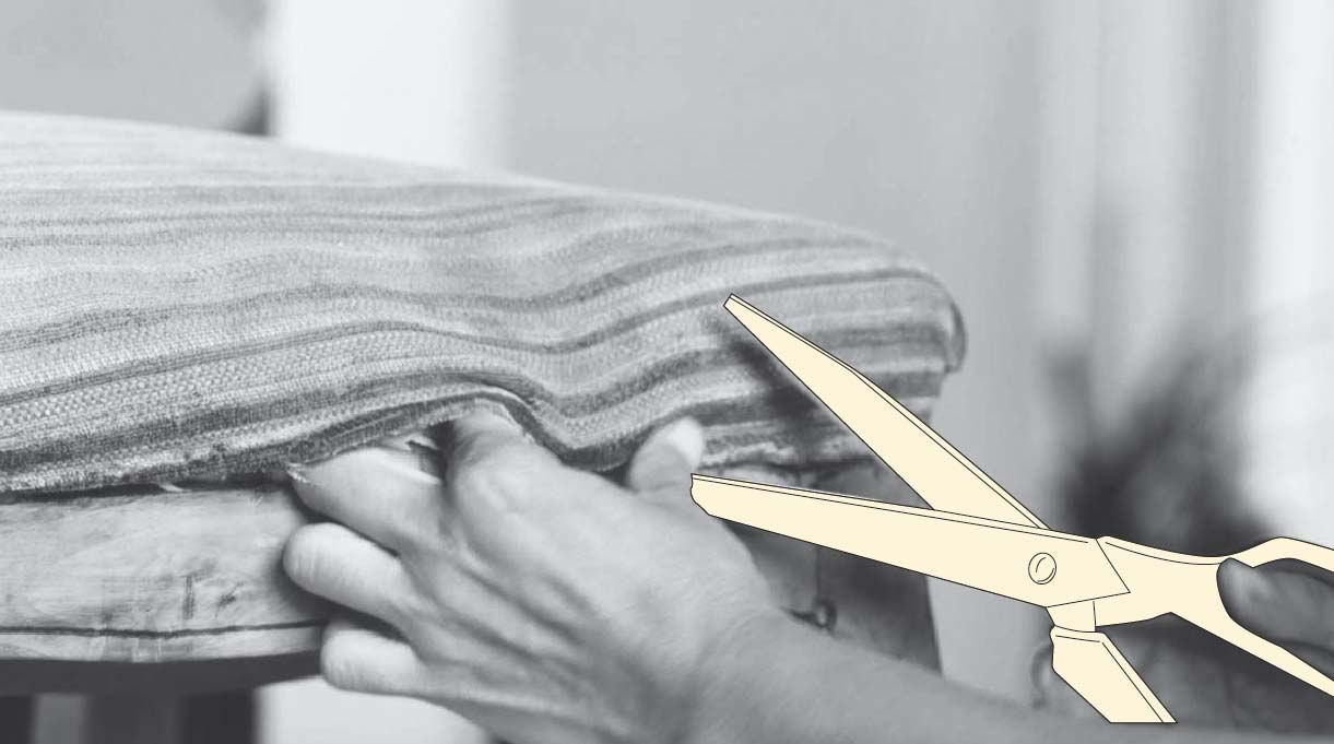 cortar la tela del tapiz antiguo con una tijera para retirarlo