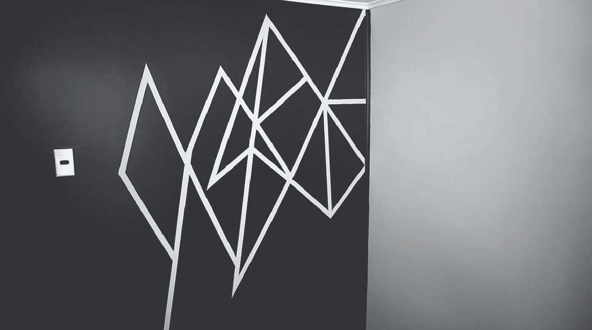 muro pintado negro con patrón geométrico blanco