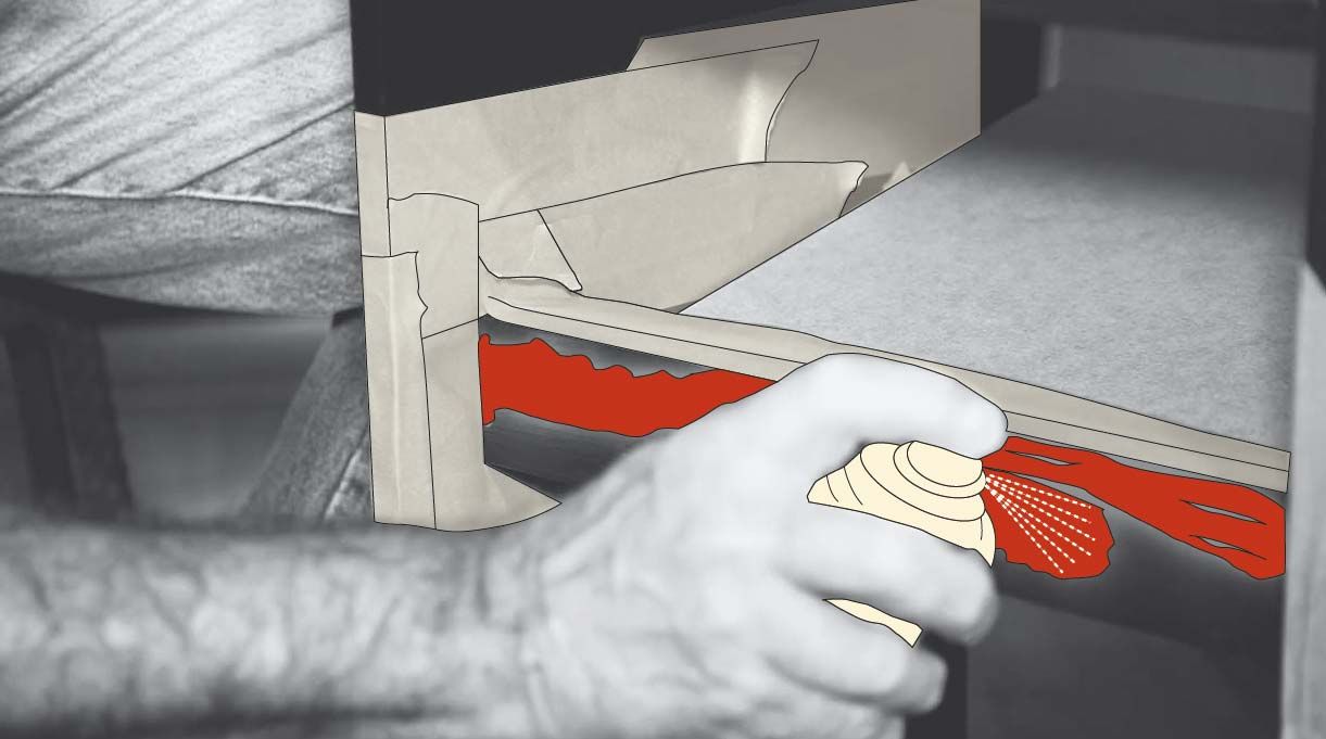 Pintar frontis y parte trasera de mesa de apoyo para preparar el ambiente gamer