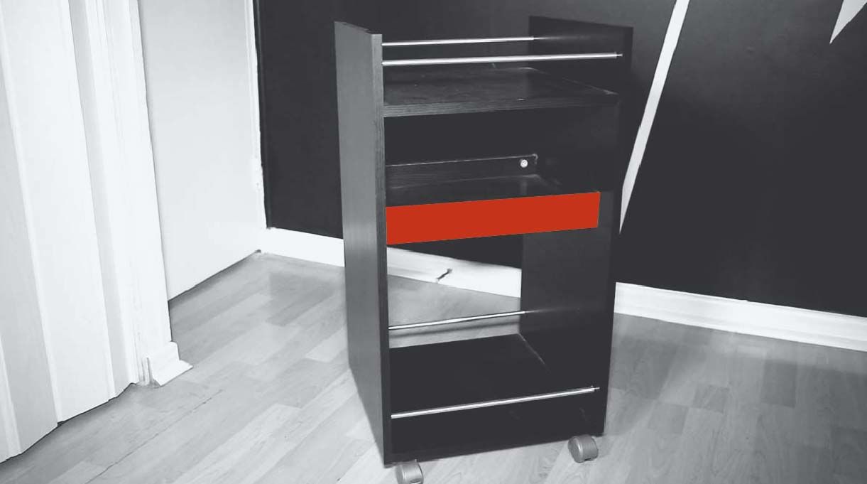mesa de apoyo pintada con detalles rojos