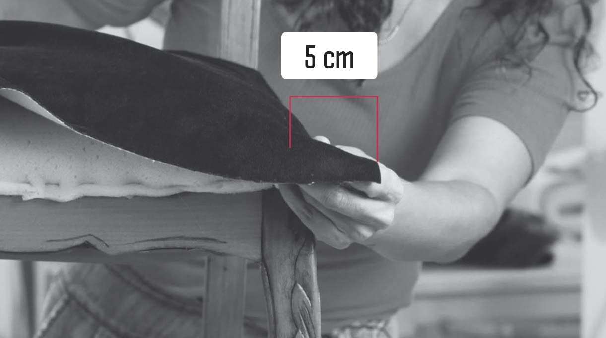 dejar un sobrante de 5 cm de tela del asiento