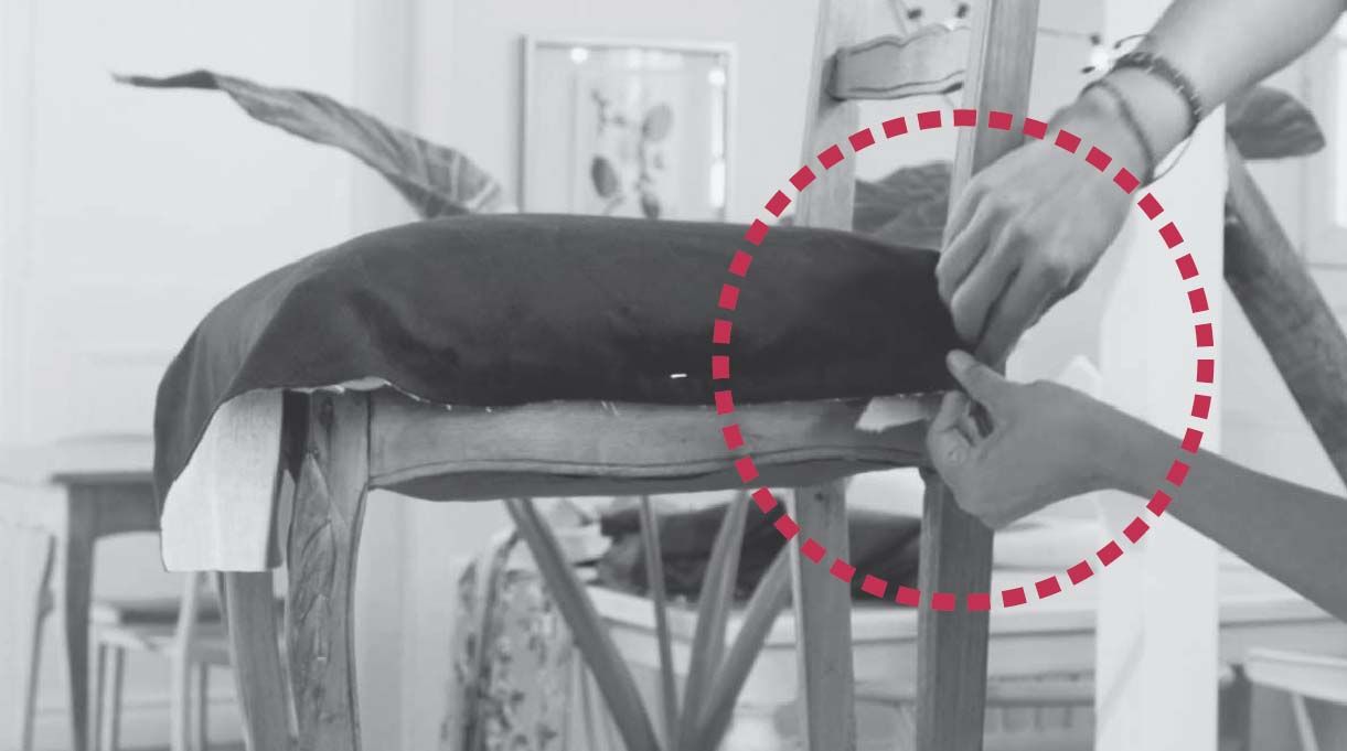 hacer pliegue hacia dentro de la tela en la parte trasera del asiento y engrapar