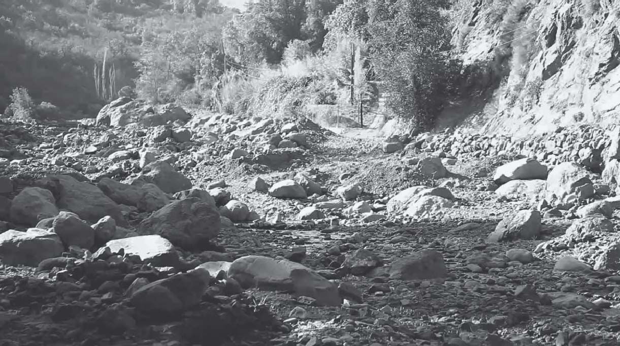 quebrada con muchas piedras