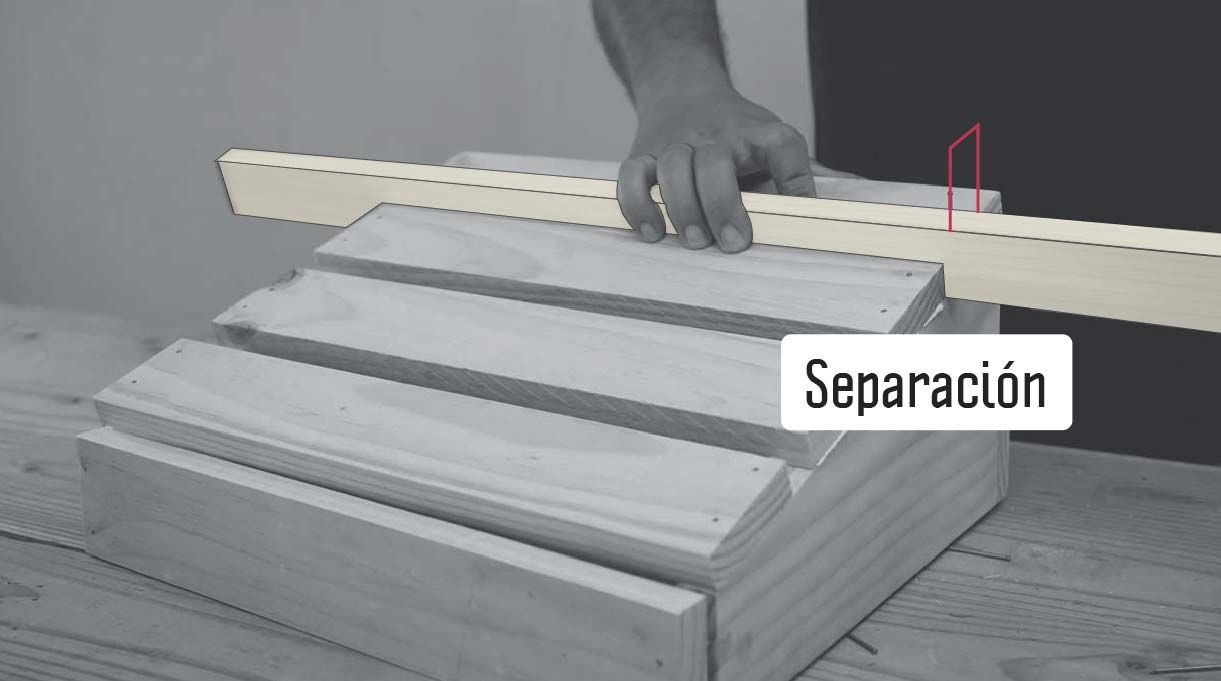 colocar un trozo de madera de canto para hacer la separación de las tablas de la cubierta del apoyapiés