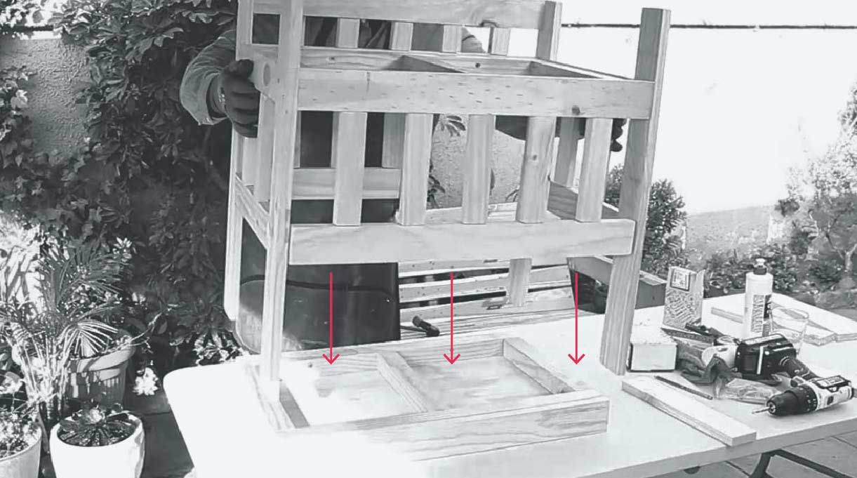 da vuelta la estructura para poder atornillar las tablas de 31,1 cm