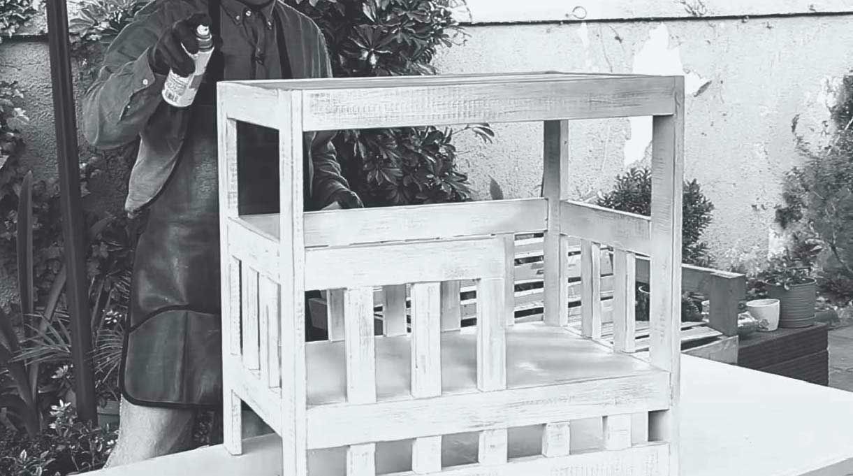 aplicar pintura protectora en spray