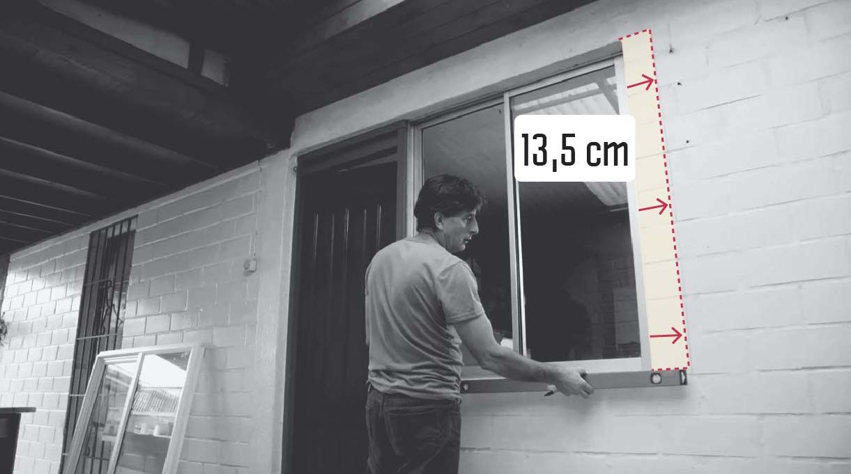 marcar con un plumón un espacio de 13,5 cm en el costado derecho de la ventana