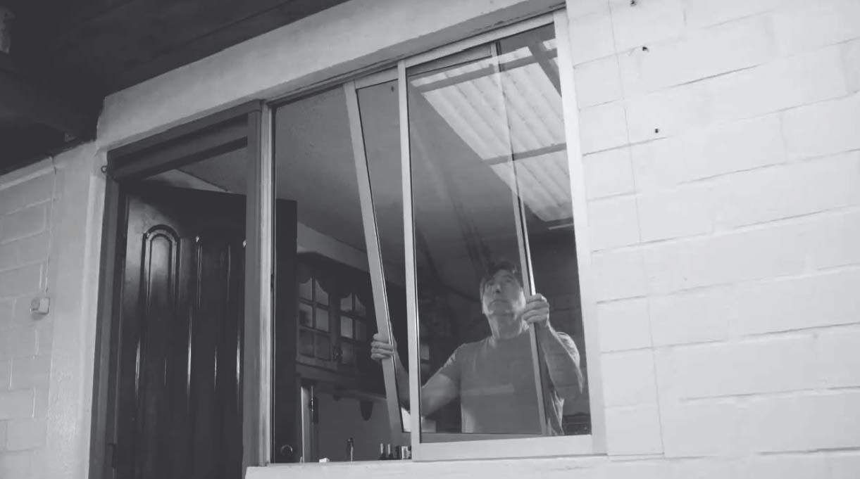 levantar las hojas de la ventana y luego sácalas hacia abajo