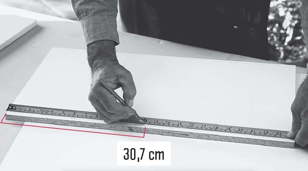 hacer una marca en el centro de la madera, a los 30, 7 cm