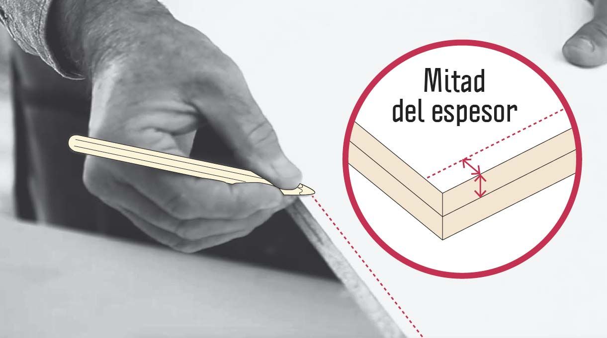 marcar la melamina a lo largo en el borde de 61,5 cm con marca que sea la mitad del espesor de la madera