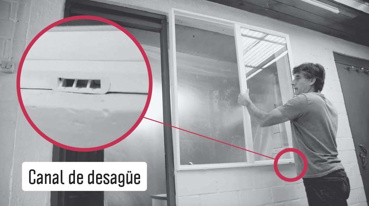 instala la ventana con el canal de desague mirando hacia fuera
