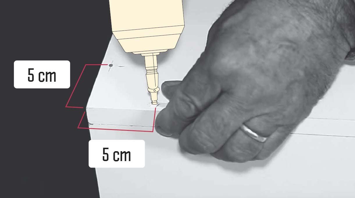 Marcar 2 perforaciones a 5 cm de cada borde por cada lado a unir