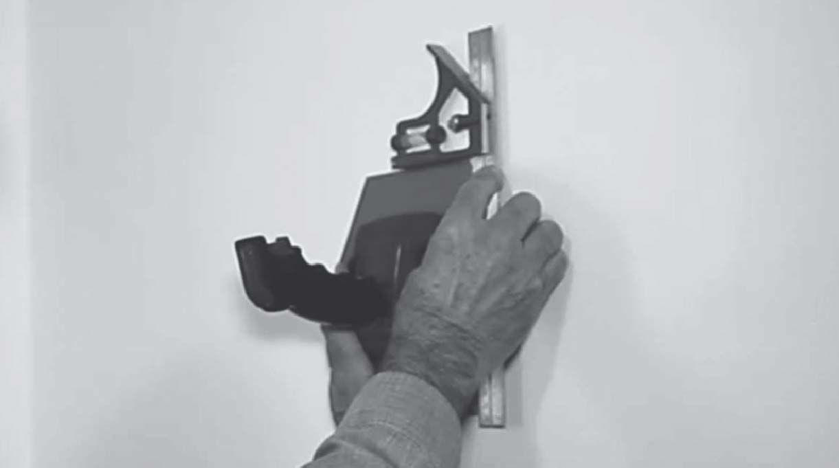 usar nivel burbuja para dejar el joystick derecho en la pared