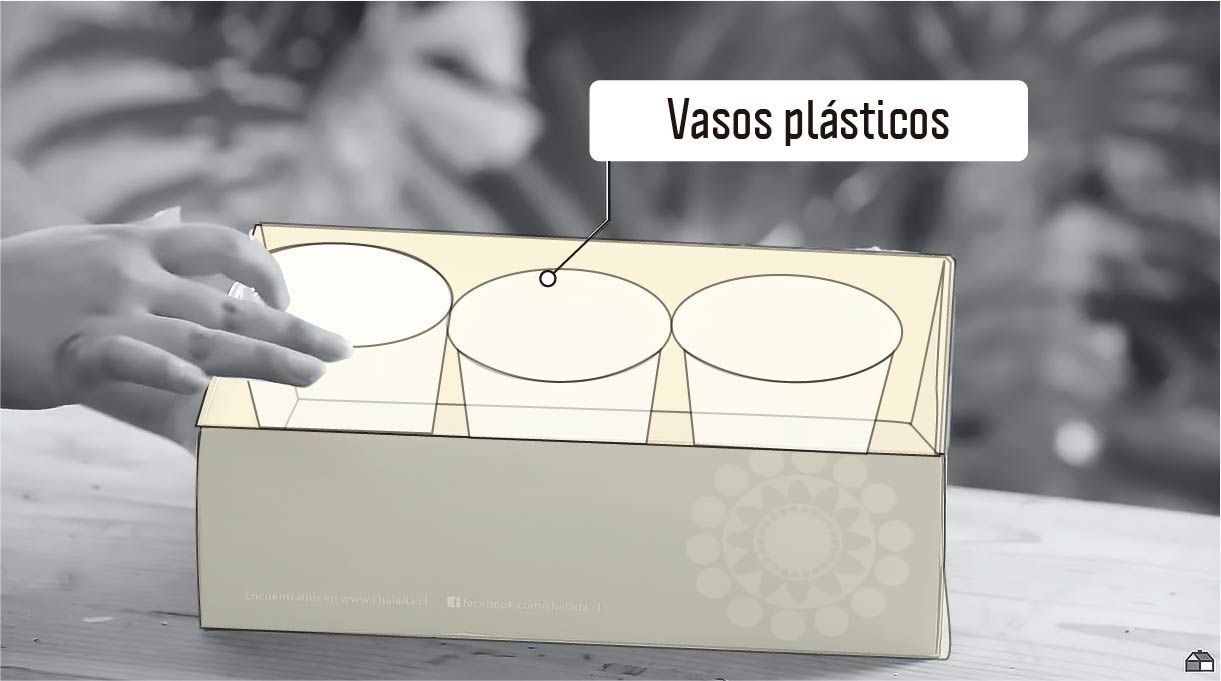 vasos plásticos como moldes interiores para hacer los maceteros de cemento