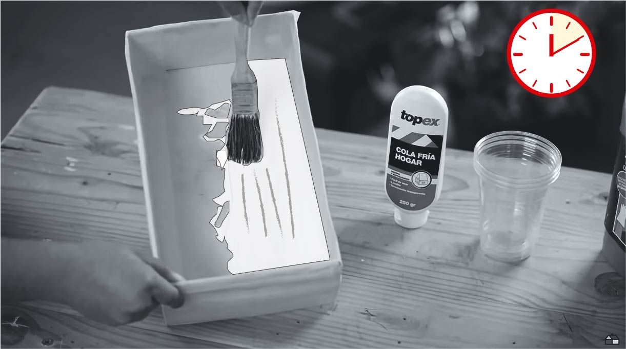 aplicar cola fria al interior de las cajas de cartón