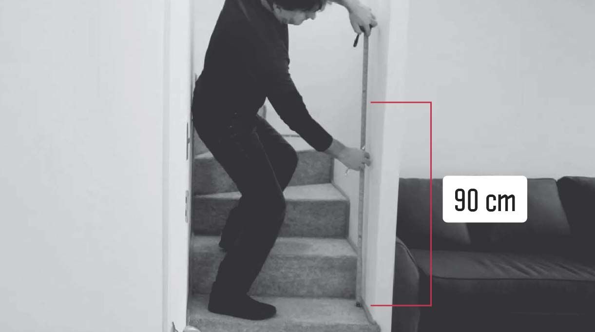 definir la altura del pasamanos midiendo desde el piso 90 cm hacia arriba