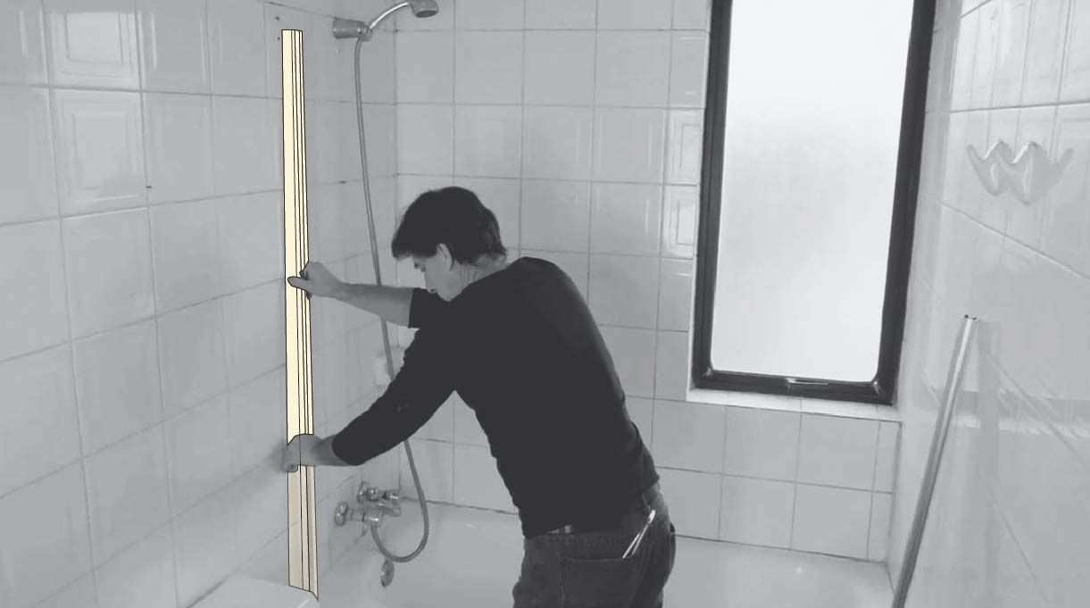 presentar la barra de aluminio en el muro del baño