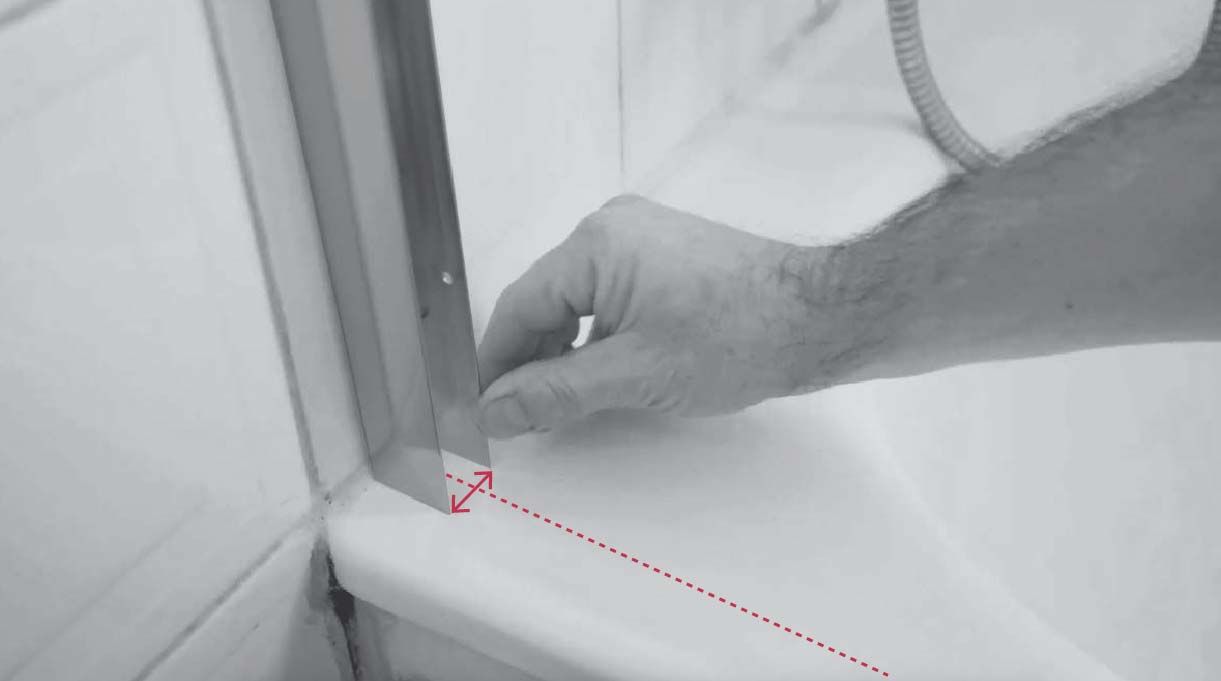centrar la barra de aluminio en el borde de la tina
