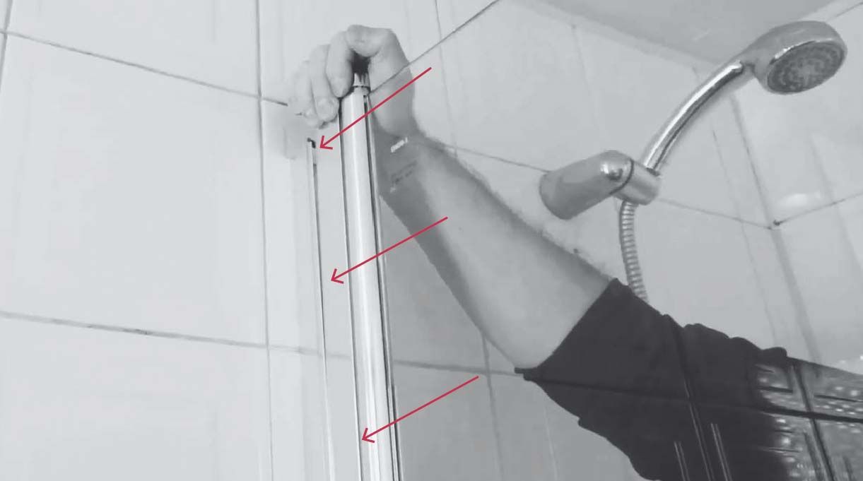 para instalar el vidrio de la mampara encájalo en la ranura de la barra de aluminio