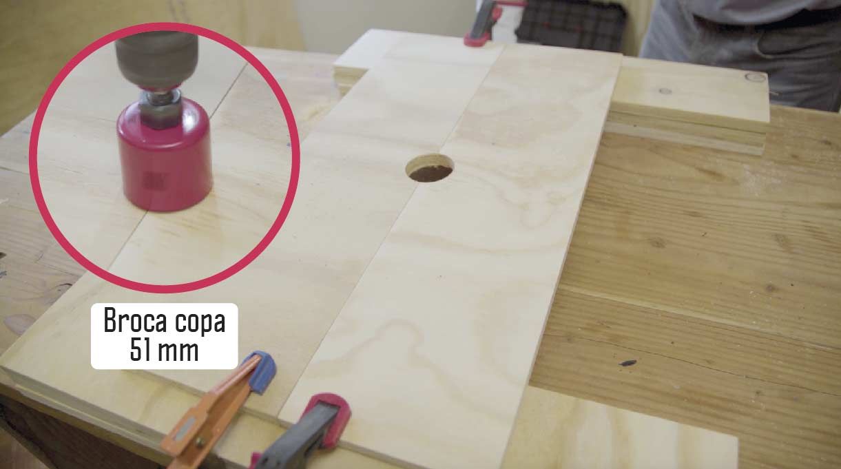 hacer el calado para las puertas abatibles con broca copa de 51 mm