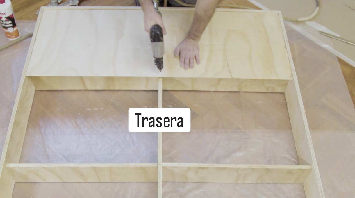 instalar las traseras de los módulos laterales y fijar con engrapadora neumática