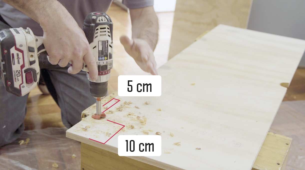 instalar la tapas superior abatible con  bisagras rectas que van a 10 cm desde los costados y a 5 cm desde el borde