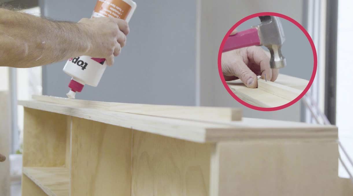 pegar un junquillo de 1 x 1 cm a modo de tope en la parte superior del maxi respaldo para cama