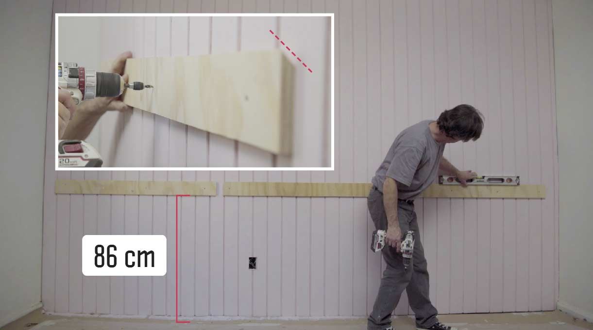 Fija las 3 piezas de 10 cm al muro a 86 cm desde el piso