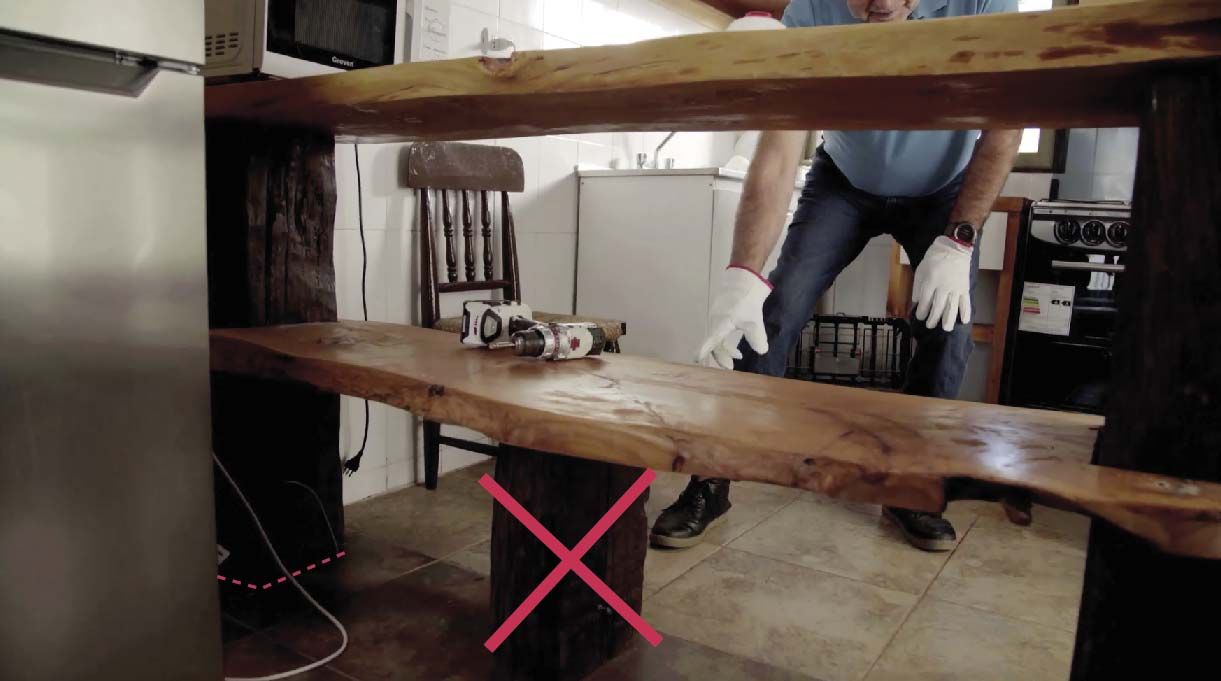 quitar elementos que estén bajo los 70 cm de la mesa para permitir la accesibilidad universal para personas con capacidades diferentes