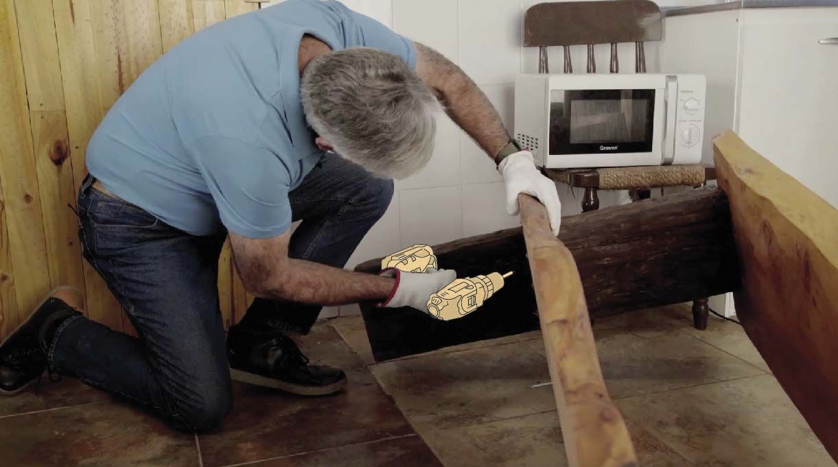 Sacar el tablón y la pata del medio de la mesa y dejarlo en un lugar aparte