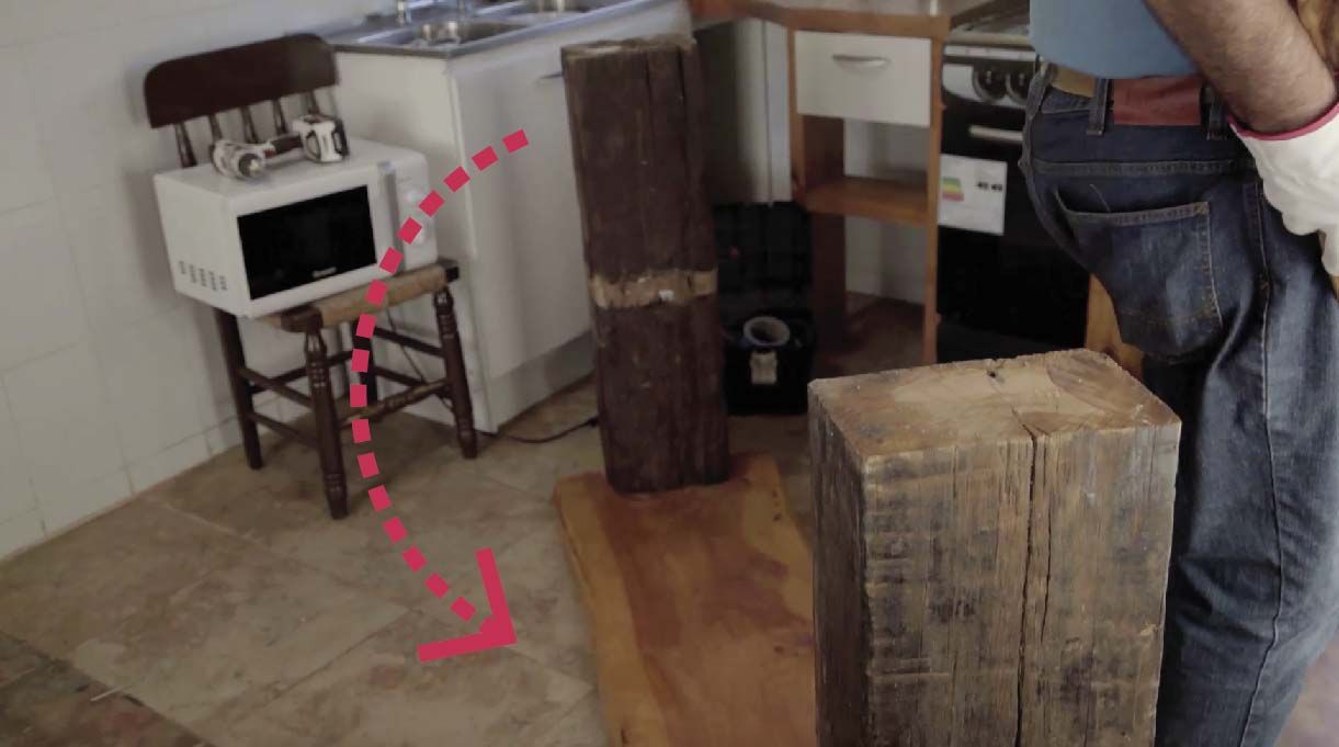 Dejar la mesa boca abajo, en el piso