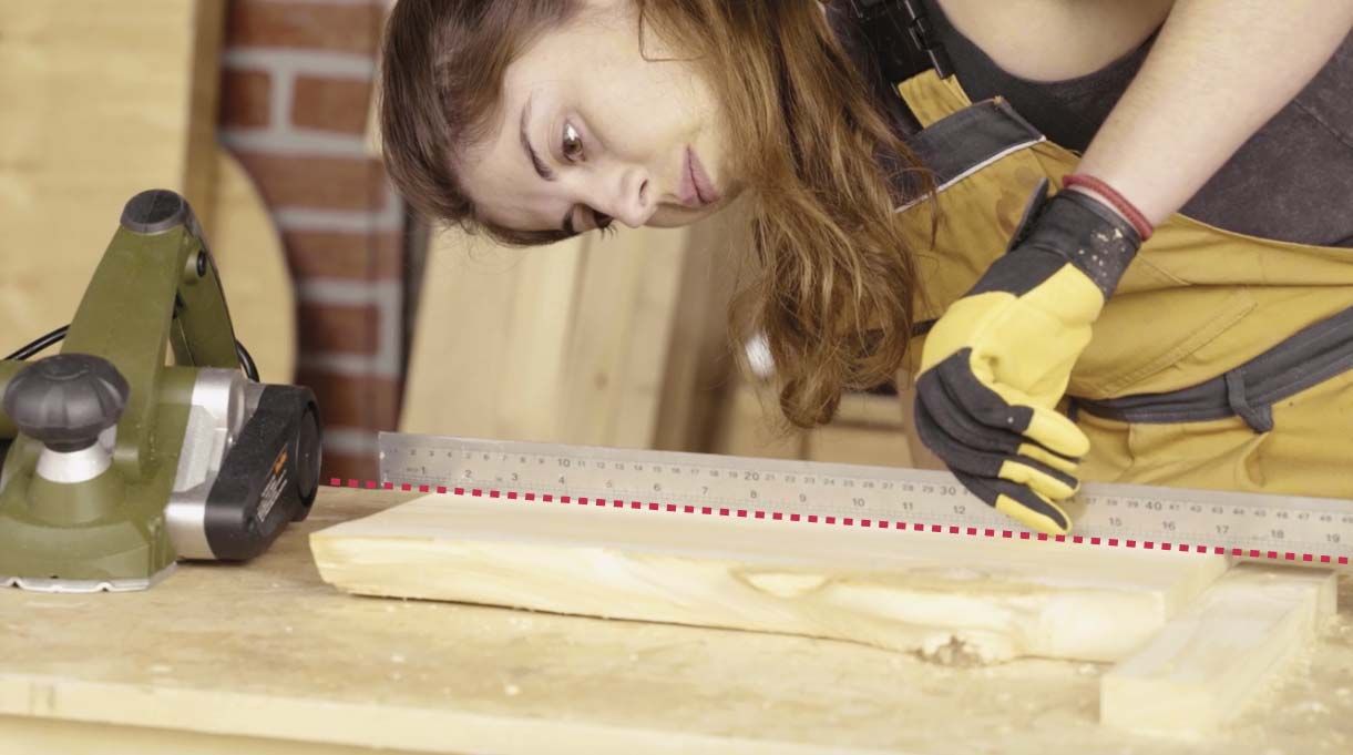Mientras cepillas, revisa el nivel de la madera con una regla para confirmar que esté quedando pareja
