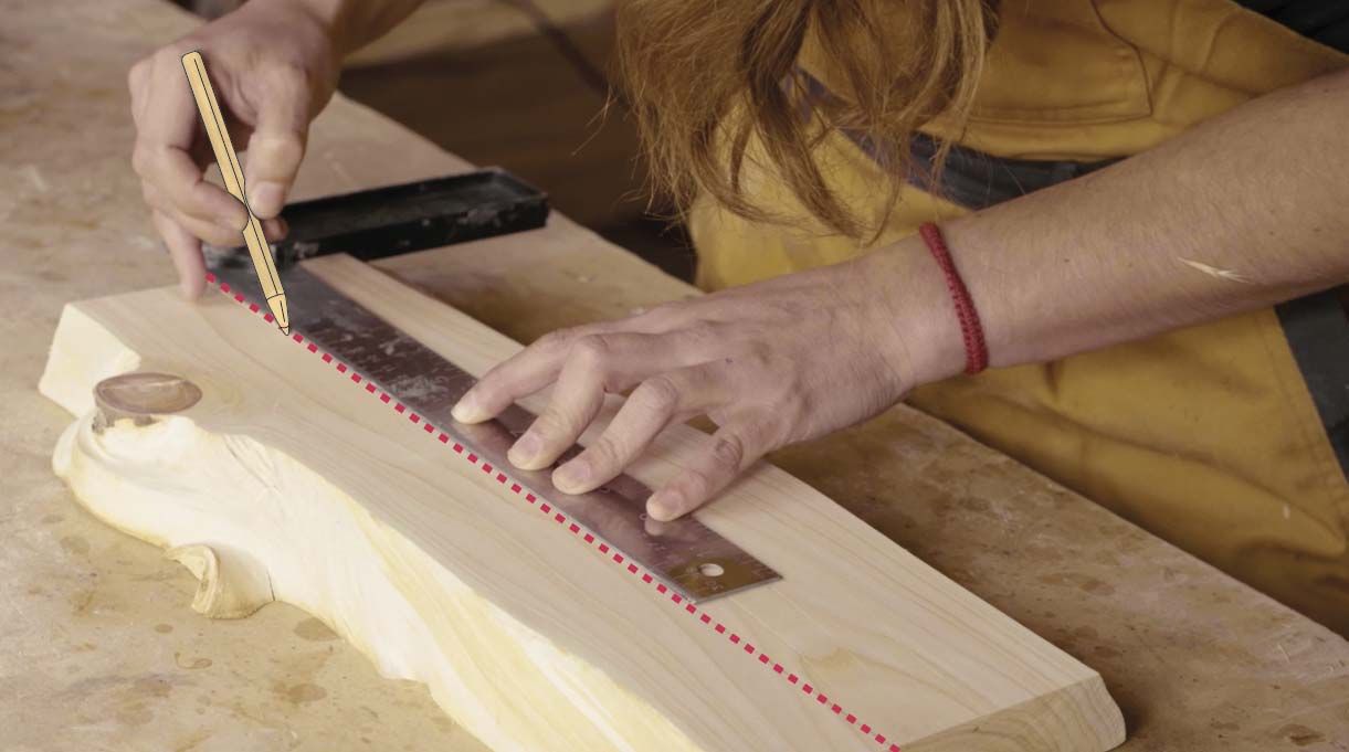 Ubica el centro del trozo de madera y, con un lápiz y una regla, traza una línea en el centro