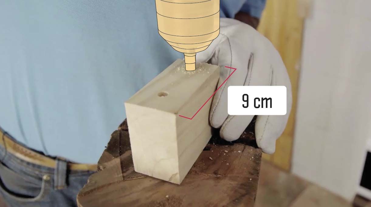 Coloca a cada lado de la pata que va hacia el muro un trozo de madera de 2” x 3” de 9 cm