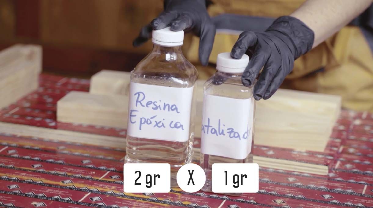 Mezcla la resina con el catalizador en proporciones de 2 gramos de resina por 1 gramo de catalizador