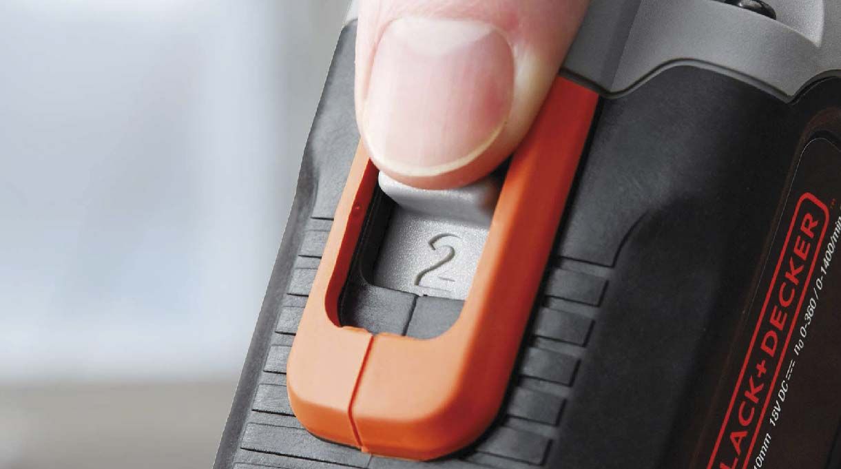 el taladro atornillador trae un regulador de velocidad, generalmente entre 1 y 2