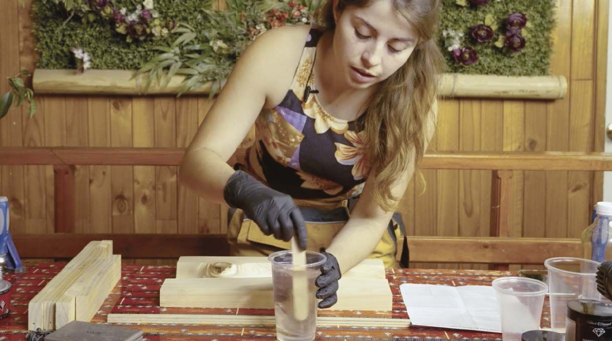 Coloca la resina y el catalizador en un solo vaso y con una paleta plana revuelve mezclando bien ambos productos