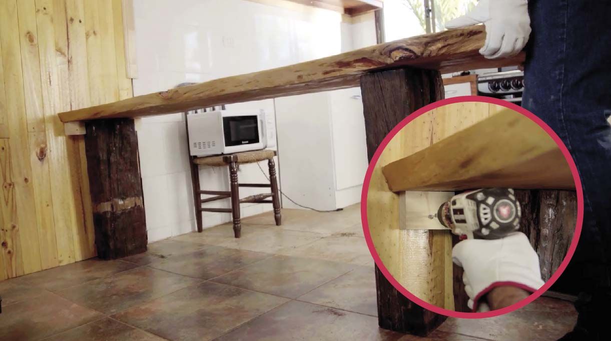 Acomoda la mesa en su posición final y para evitar que se mueva, fíjala al muro colocando otro tornillo de 3 pulgadas en el avellanado del centro