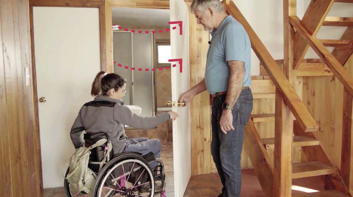 Es mejor que las puertas se abran hacia fuera, ya que en casos de emergencia es más fácil abrirlas en esta dirección