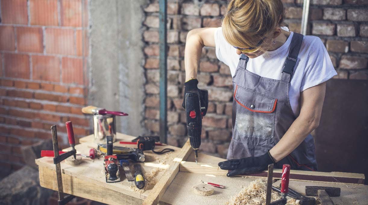 mujer trabajando con el taladro inalámbrico