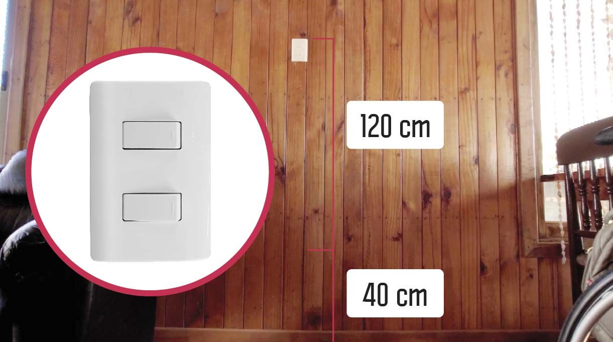 La altura mínima desde el piso es de 40 cm, y la máxima es de 120 cm, para un enchufe y un interruptor