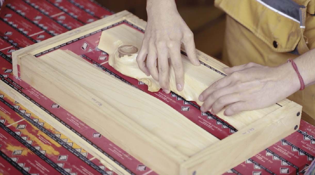 Coloca los 2 trozos de la madera que lijaste y que conformarán la tabla de picar en el molde que acabas de armar