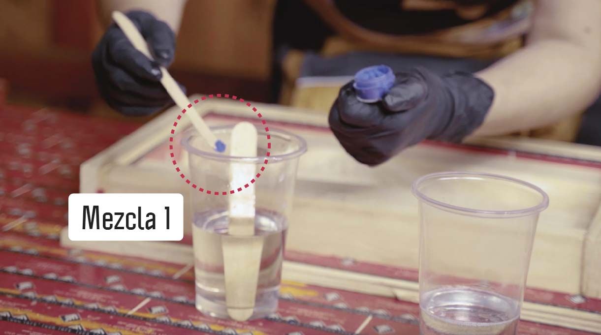 Mezcla la resina con un pigmento, para darle un toque de color a la tabla de picar