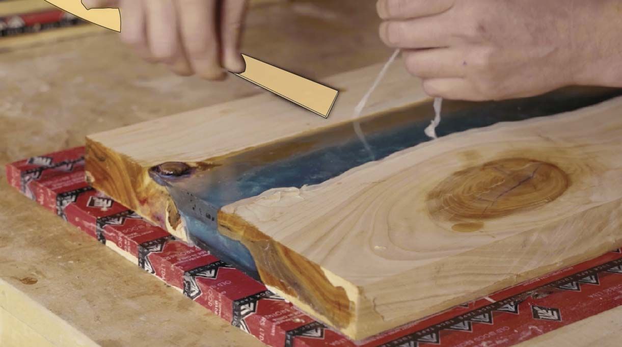 Eliminar los excedentes de silicona con la espátula