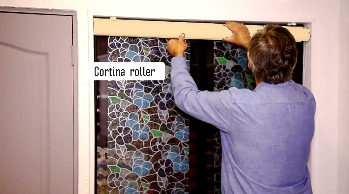 Instala cortinas en las ventanas de la logia, ya sean de tela con barra o roller