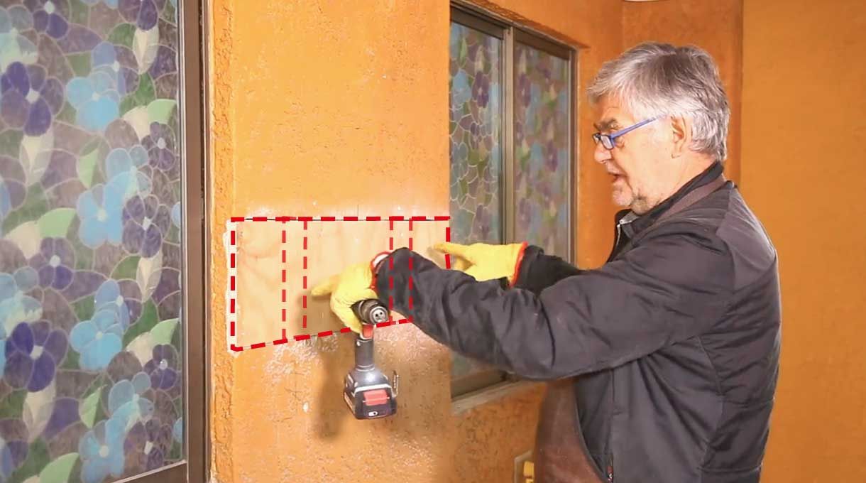 Para instalar el mueble rack que sostendrá la secadora hay que reforzar el muro. Primero marca el muro en el lugar donde vas a quitar el tabique.
